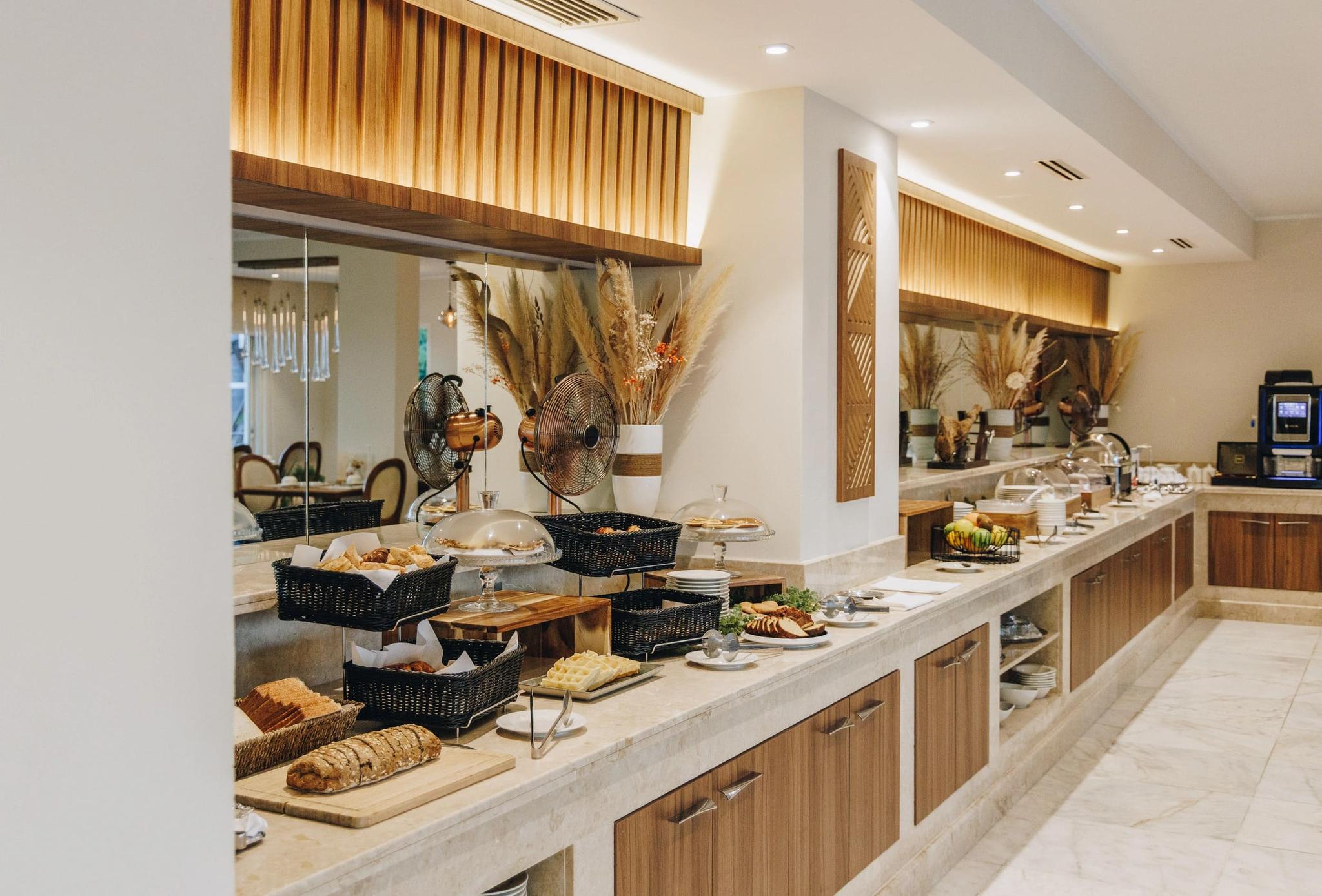 Petit-déjeuner buffet au coeur de cet hôtel de standing à Calvi